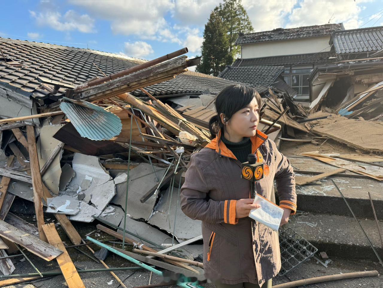 在地震灾区报道大半天了。手机响了至少三次紧急地震快报，最大的一次，刚刚震度五强。