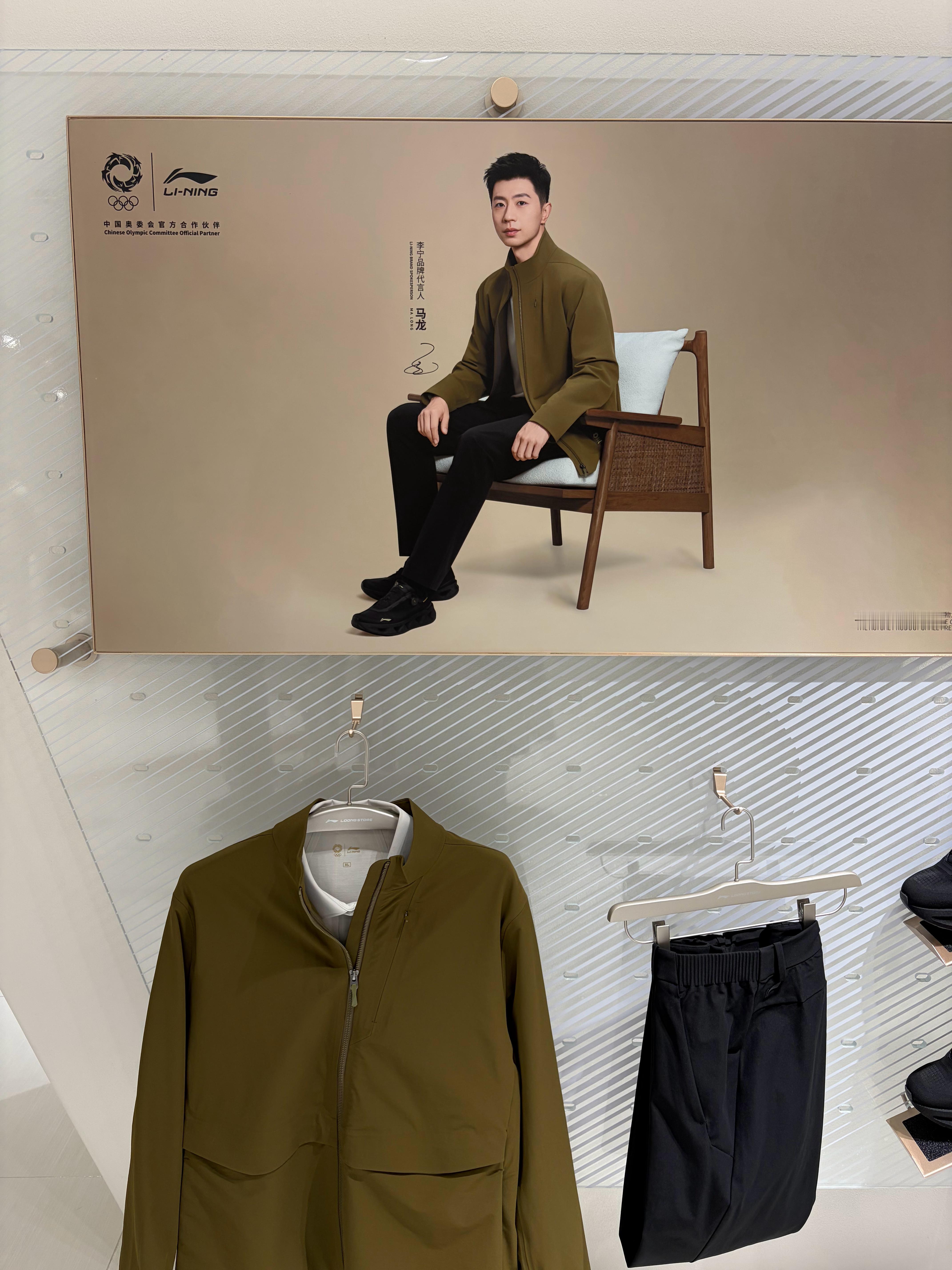 店里全部的海报写的明明白白李宁品牌代言人，GOAT百忙之中参加龙店开业活动已经很
