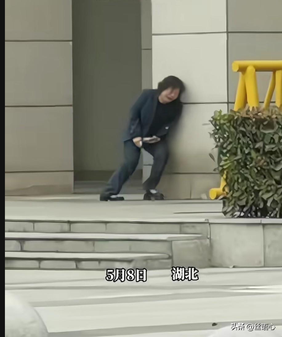 这是谁的母亲，谁的妻子，又是谁的女儿？
在医院冰冷的门口，她哭得肝肠寸断，连脊梁