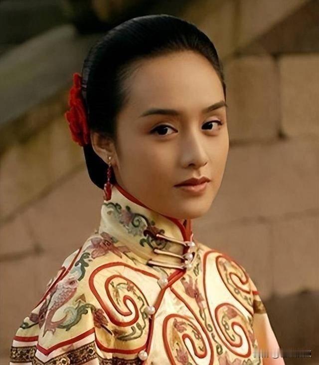 聚光灯下她突然转身，全网都在猜原因，她到底在坚持什么。
饶敏莉不是突然消失的，是