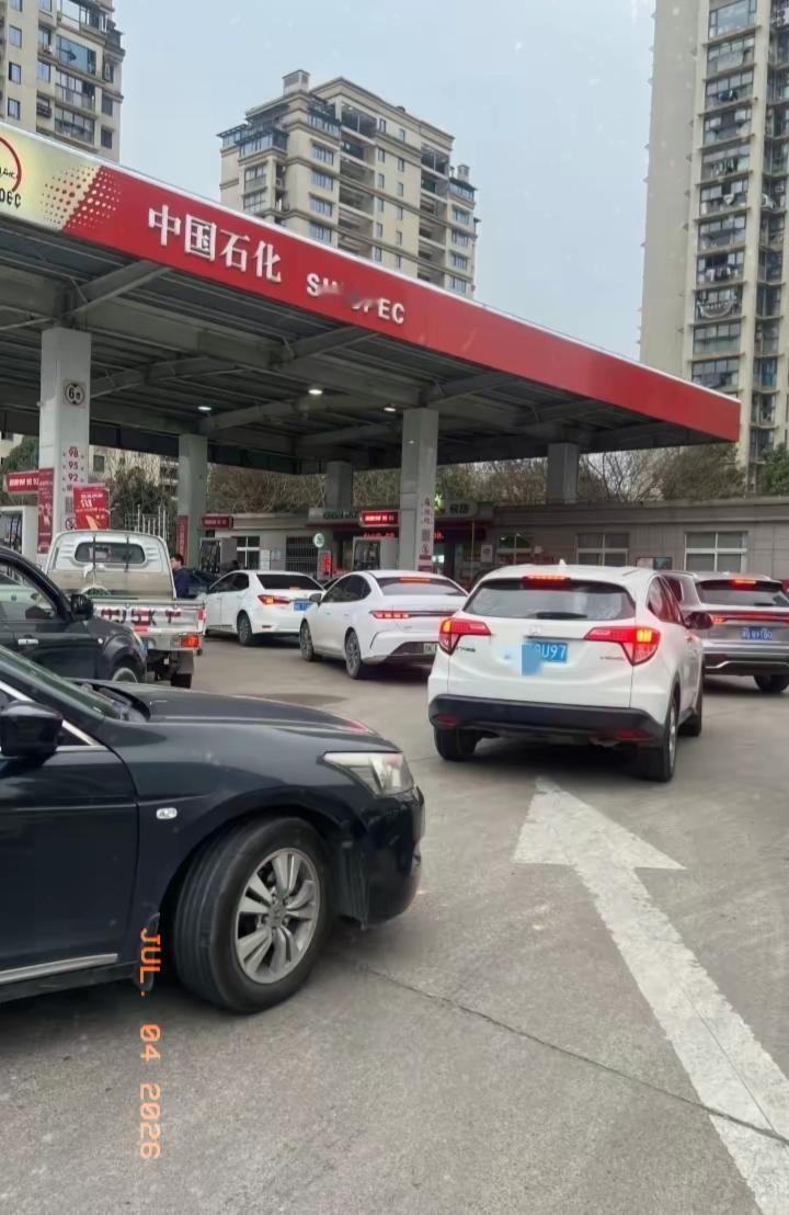所有油车车主，
今天终于算是熬到头了
7月4日落地的油价下调堪称实打实的惊喜，也