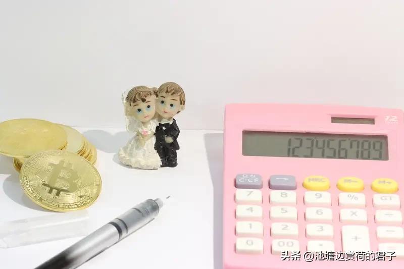 钱在婚姻中重要吗？这问题就像哈姆雷特的“生存还是毁灭”。
有人觉得钱是婚姻的盾牌