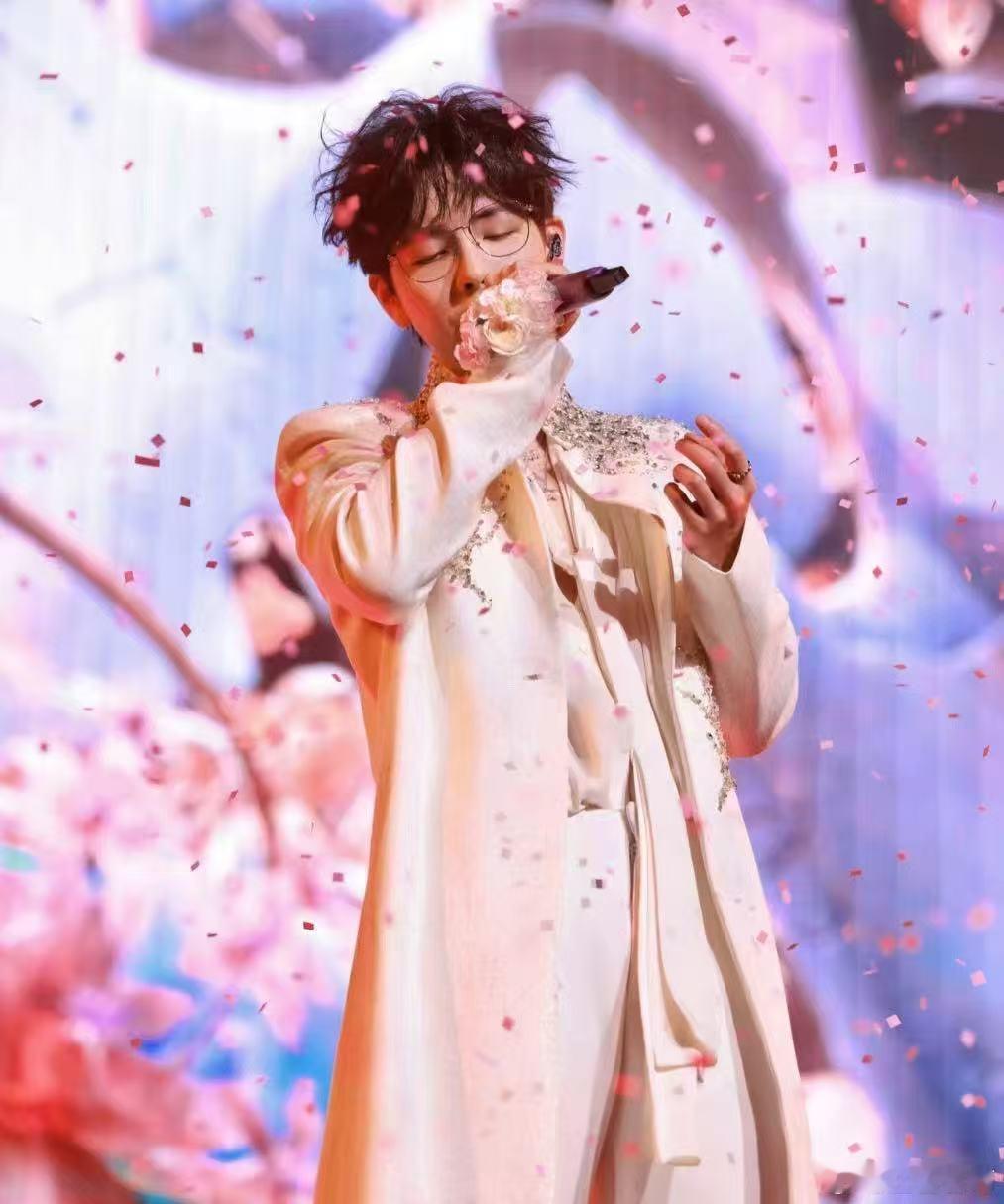 胡夏南京演唱会嘉宾是陆虎 救命！胡夏南京演唱会请了陆虎当嘉宾，这是什么神仙安排！