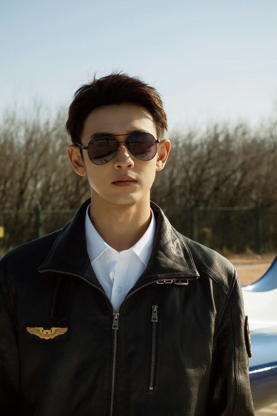 谁给王天辰递个军旅文的本子吧 被王天辰的挺拔身姿狠狠戳中！飞行员夹克造型自带军旅