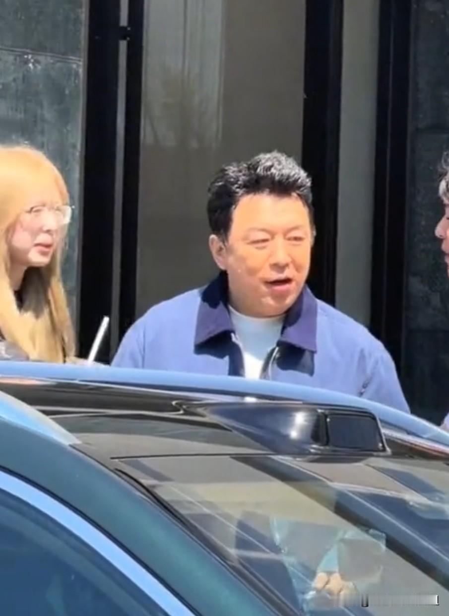 邢台网友偶遇黄渤，待人热情态度超接地气。
黄渤现身邢台今麦郎，不少网友偶遇后纷纷