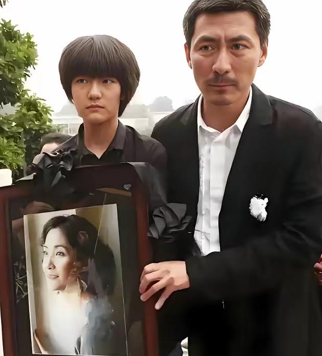 2005年，张子健拍完戏回家，妻子李婷突然对他说：“我们离婚吧”。张子健懵了：“