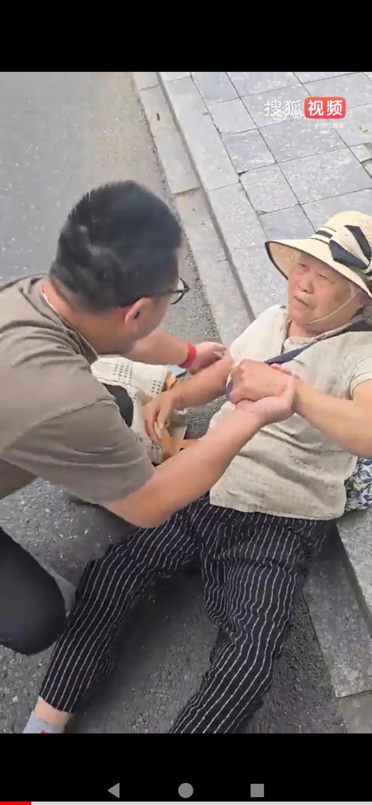 老人在街头摔倒，小伙扶人前请路人拍下视频作证，老人被扶起后说：我不会“咬”你，表