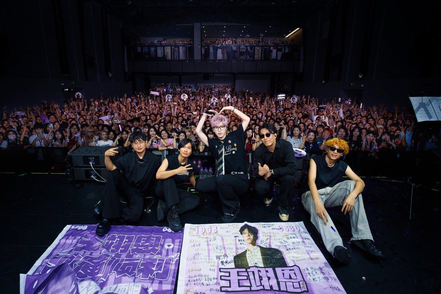 从livehouse到体育馆，王翊恩的每一步都脚踏实地。多首爆款单曲的积累，让他