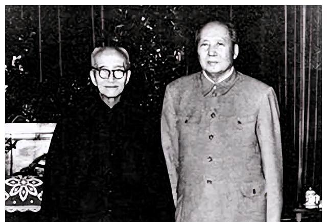 洪晃，曾谈及建国初期，外公章士钊月收入可达700元，彼时毛主席月工资为404.8