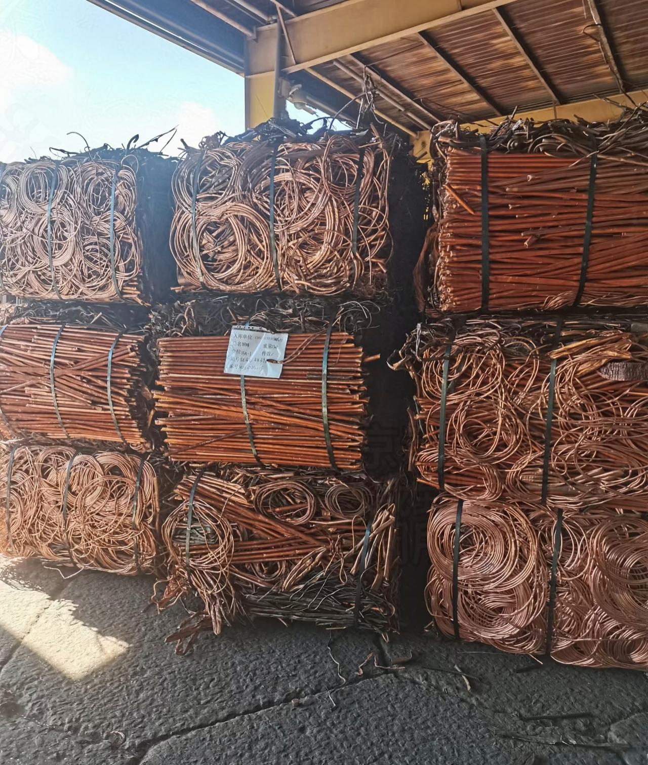 一觉醒来，
黄铜的天就变了！
11月1日，一吨光亮铜的价格直接
跌到了79100