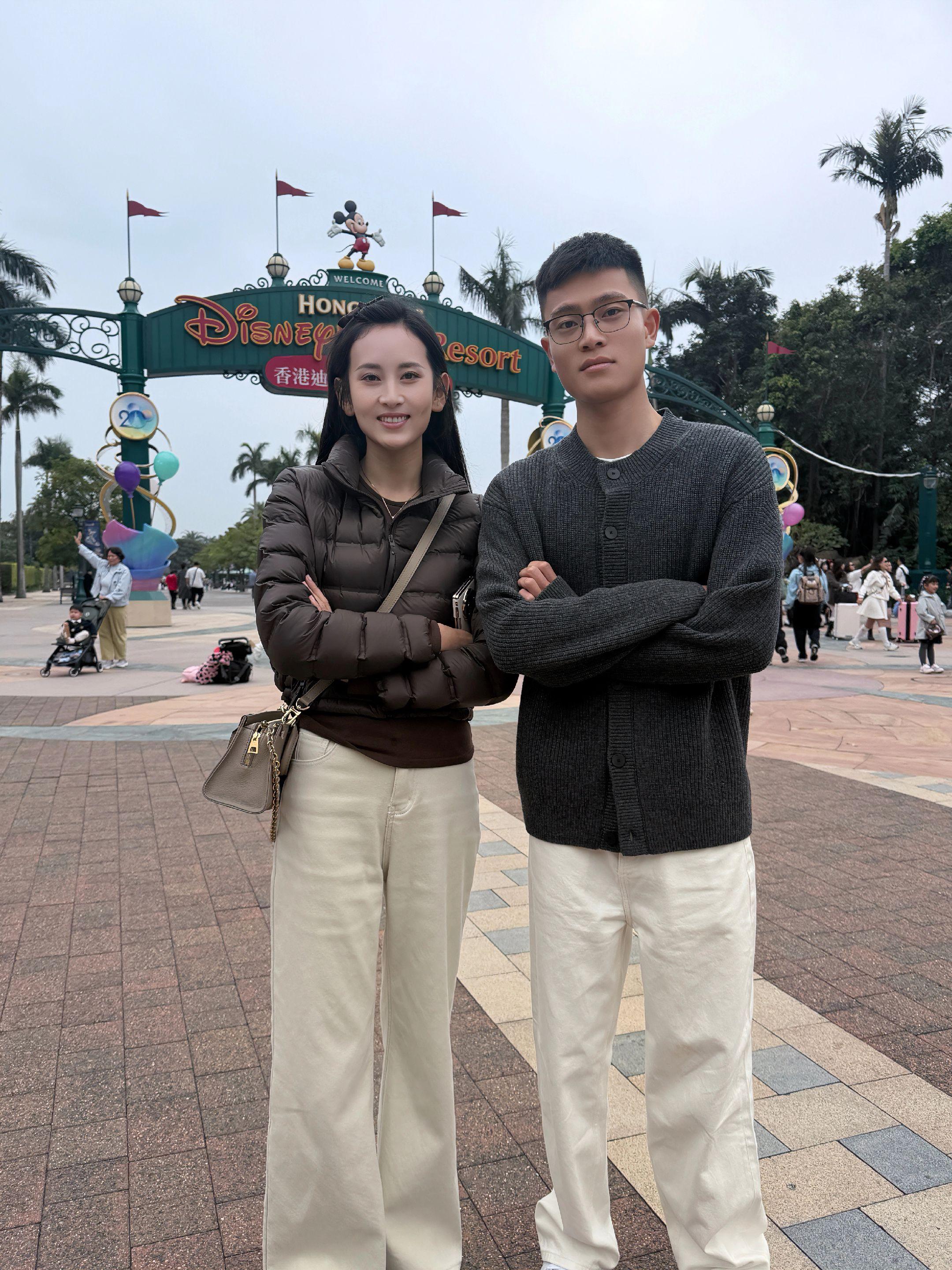 小时候打不过她，长大了又变有钱了，没法打了……