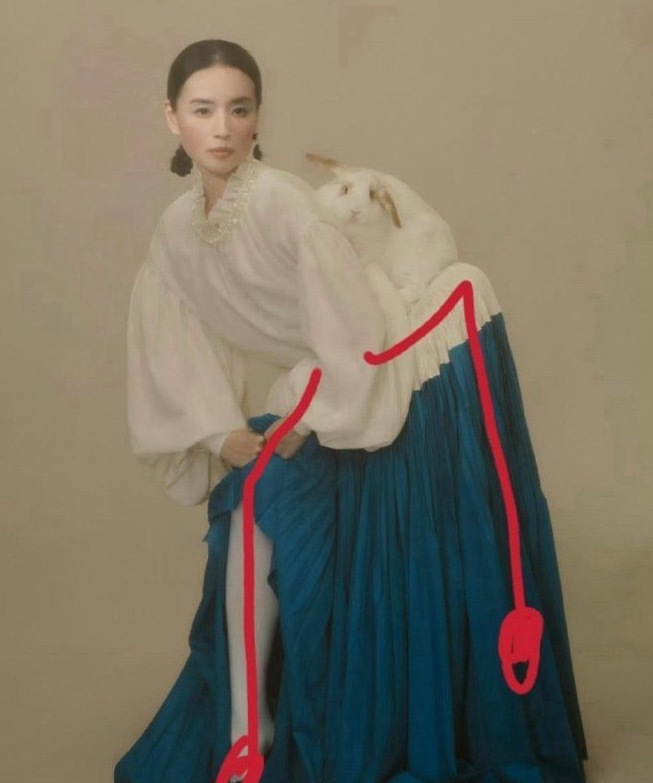 董洁早期拍这张照片的姿势是怎么做到的？ 