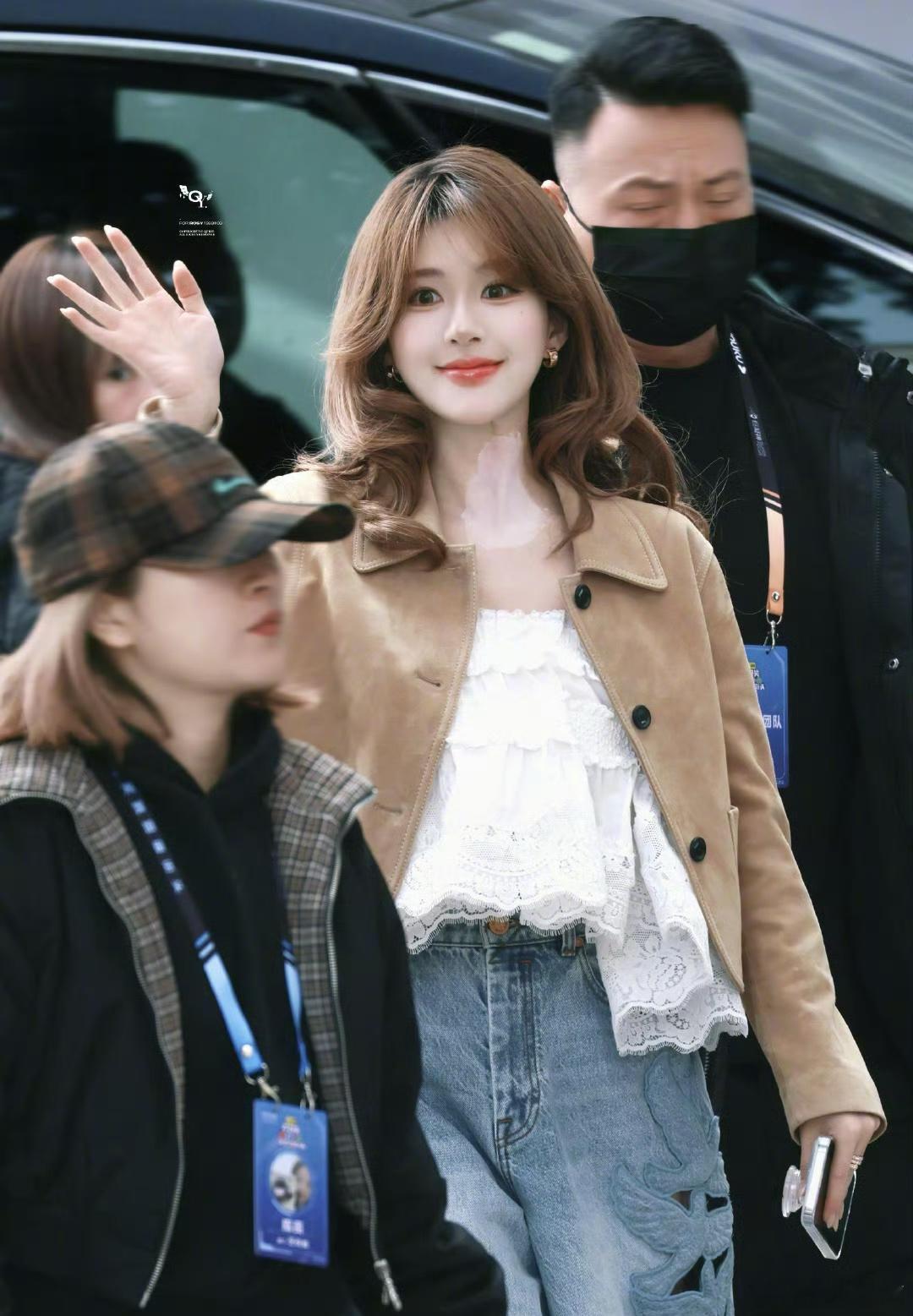 赵露思《不好笑就露宿街头》综艺录制路透，萌萌的小蛋糕