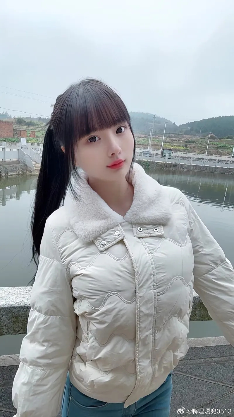 OOTD时尚穿搭今天穿什么ootd 白色棉袄搭配水蓝色牛仔裤 