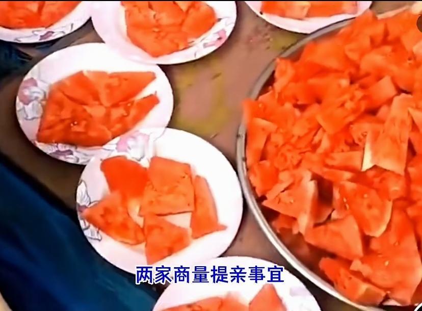 提亲时一句玩笑“想吃瓜”，公公转身种200亩，送货上门那一刻，网友破防了


你