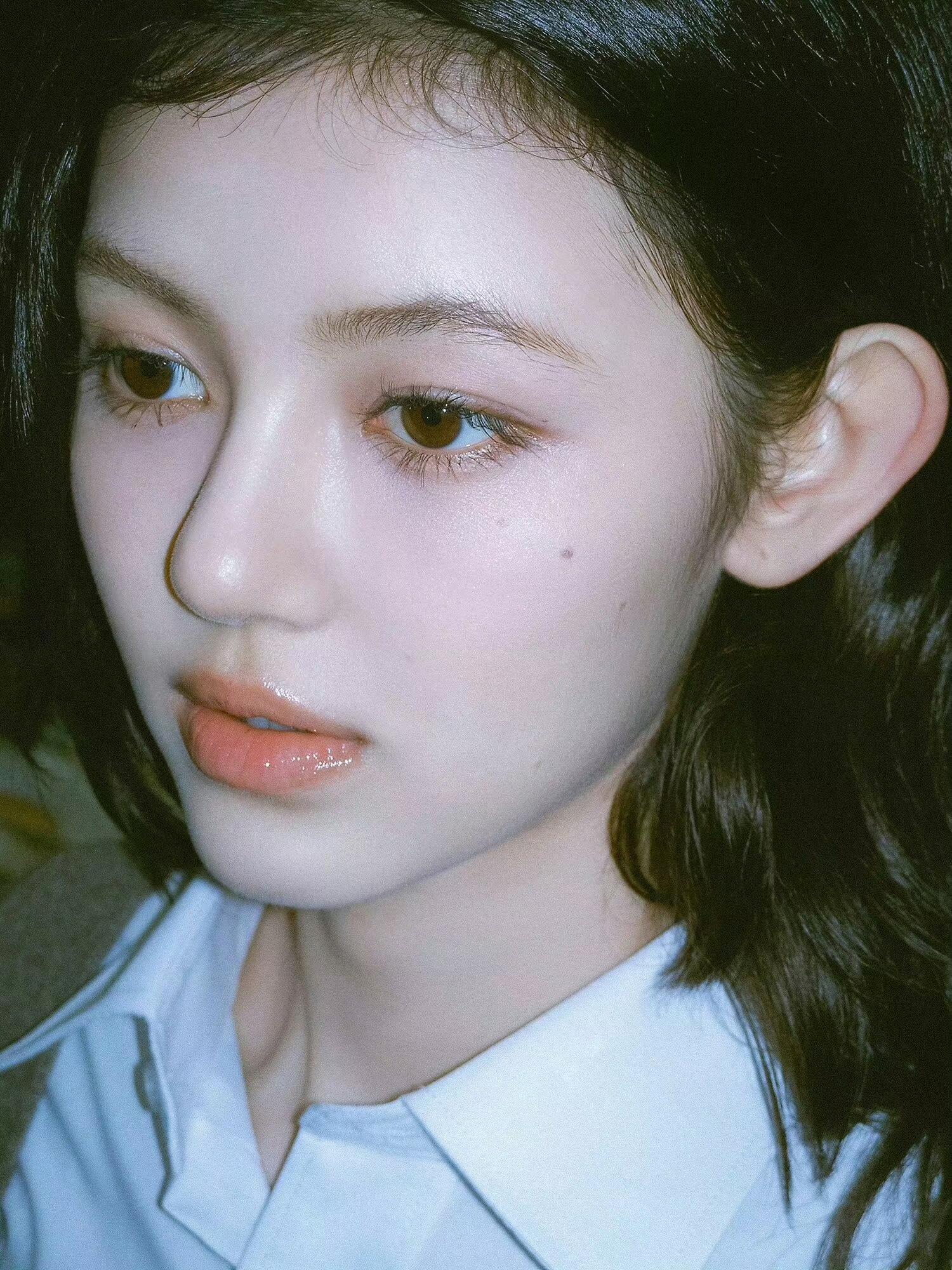 Danielle更新iG【Danielle】从很远的地方转学过来的 沉默寡言的女