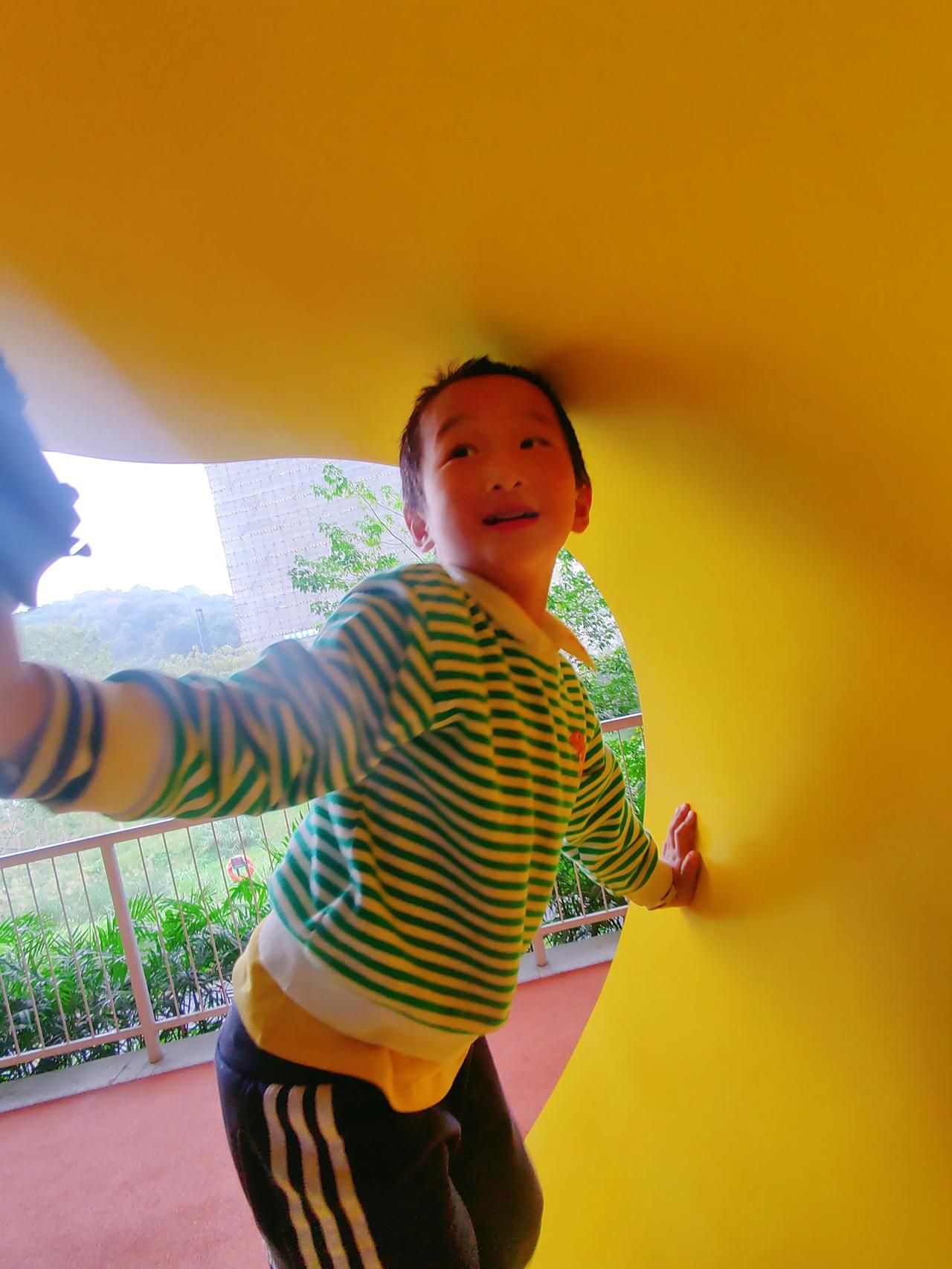 现在的小孩子真可怜，想要出去玩只能等着周末，父母放假了再带出去玩耍。
要不就是去