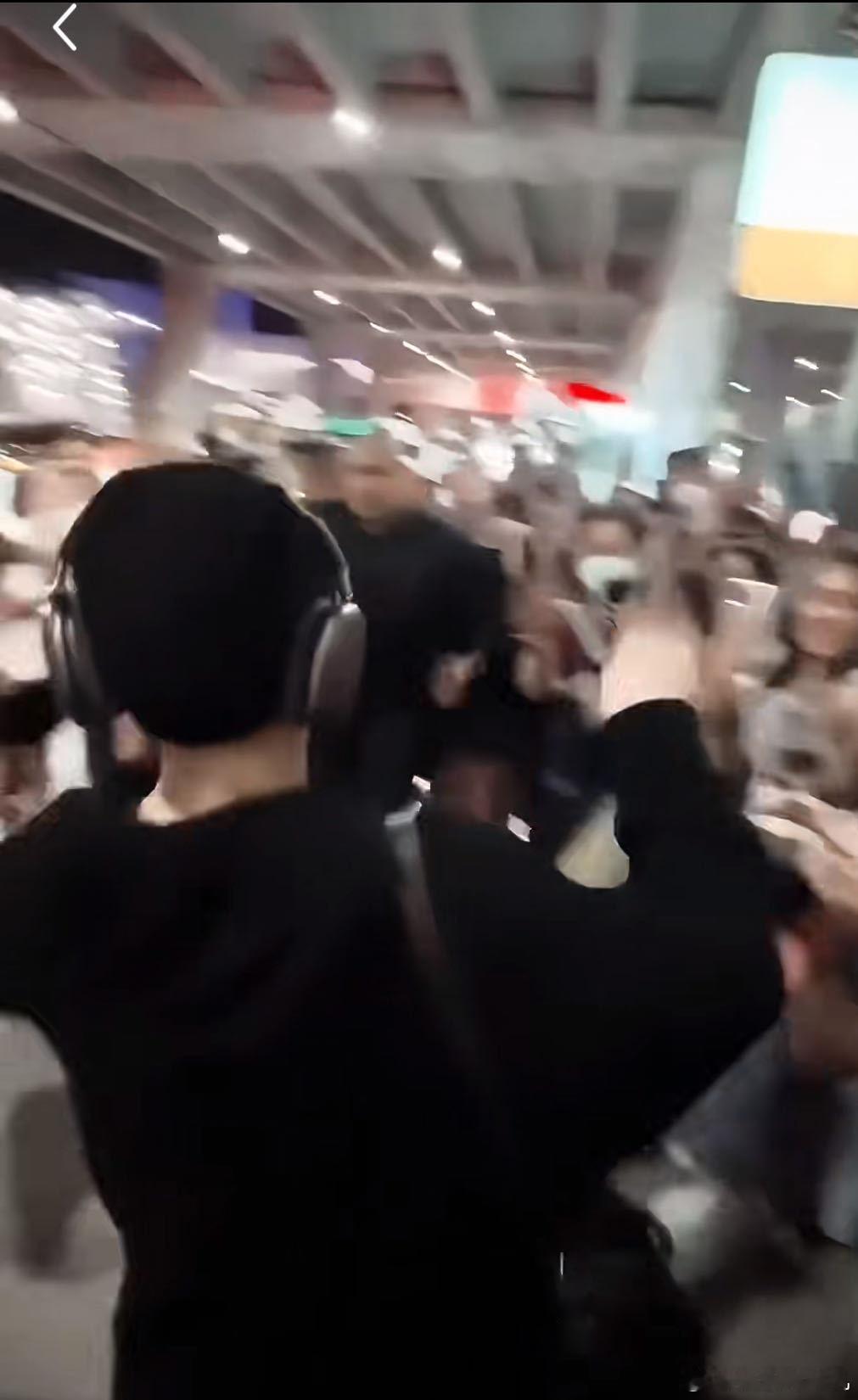 泰兰德成王嘉尔痛城泰兰德真的快成王嘉尔的专属主场了，走到哪都是满满的人气，泰国女
