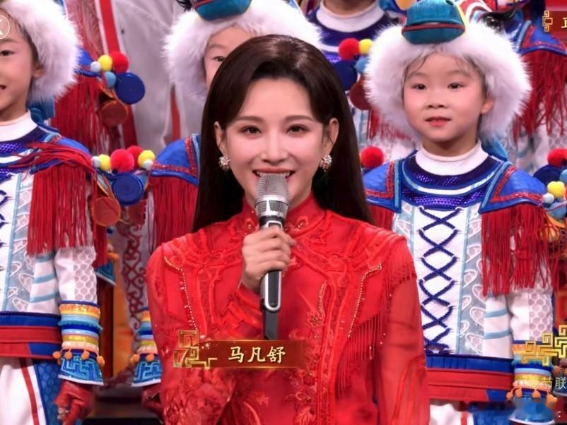 马凡舒还是那么美春晚镜头一给到马凡舒，我手里的瓜子都停了，怼脸拍皮肤好到爆，八颗