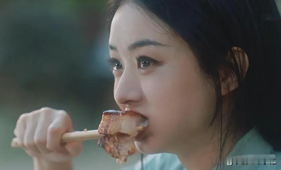 她的表情真是专注到不行，仿佛整个世界就只剩下她和眼前的美食