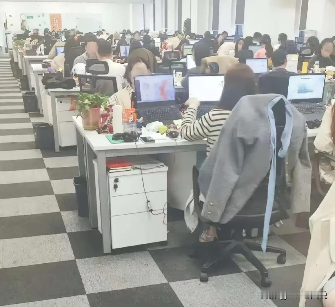 昨天新入职的项目经理在签劳动合同时，认为“”试用期工资80%没问题，但是6个月那