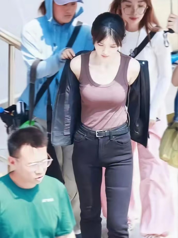 田曦薇小小的身体，大大的能量。 