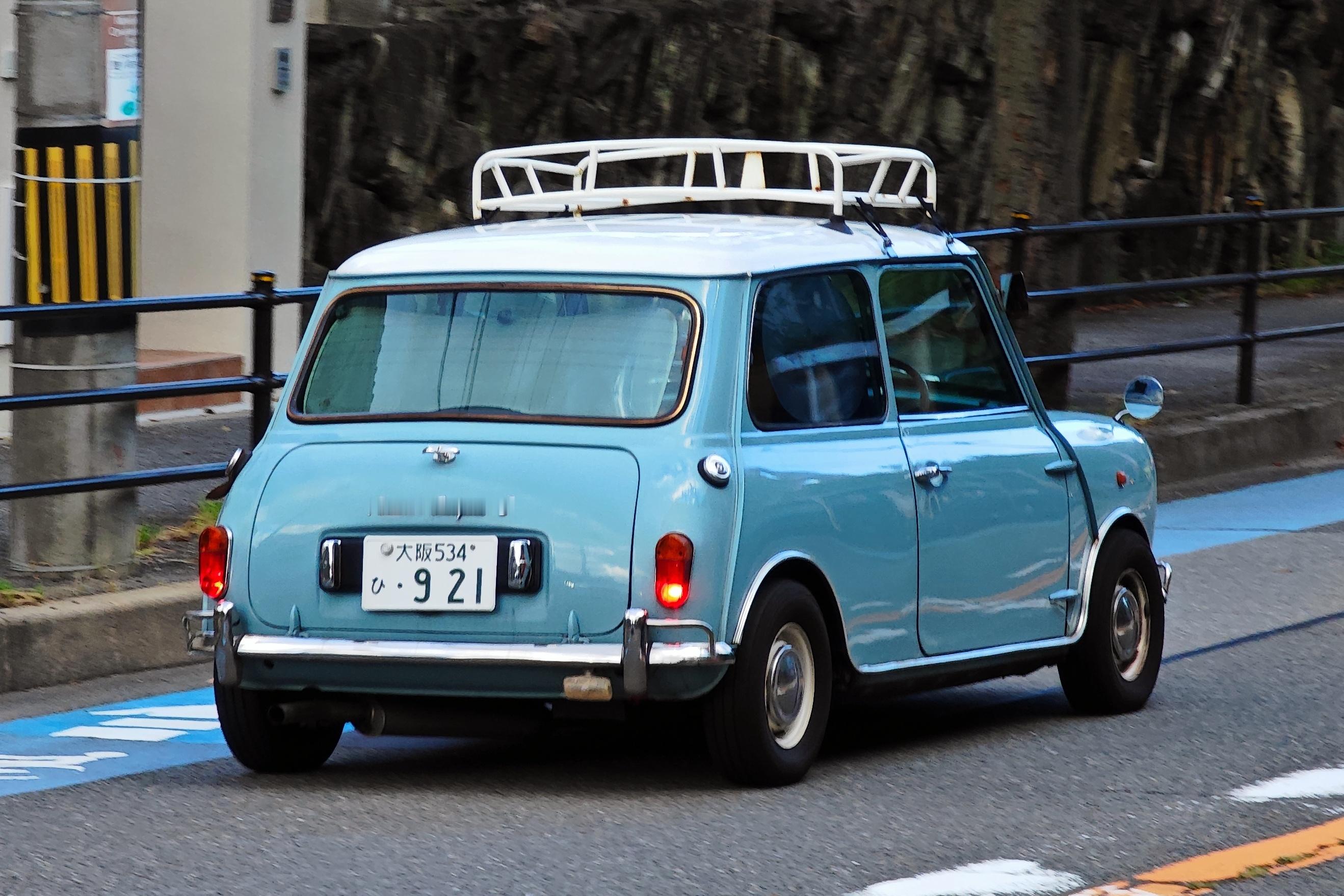 几乎每天都能见到各式各样老 MINI。今天偶遇了 Austin Cooper S