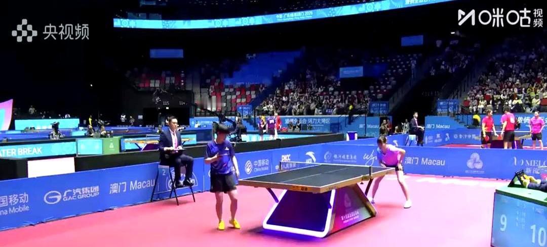 “4-0！”两个字够硬气。

樊振东和孙颖莎双双把对手按在桌面摩擦，一秒都不浪费