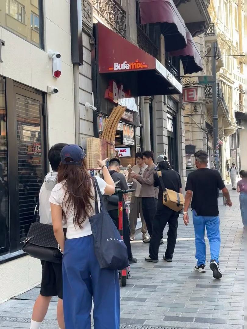土耳其偶遇黄景瑜王传君黄景瑜王传君土耳其街头吃甜筒 网友土耳其街头偶遇黄景瑜王传