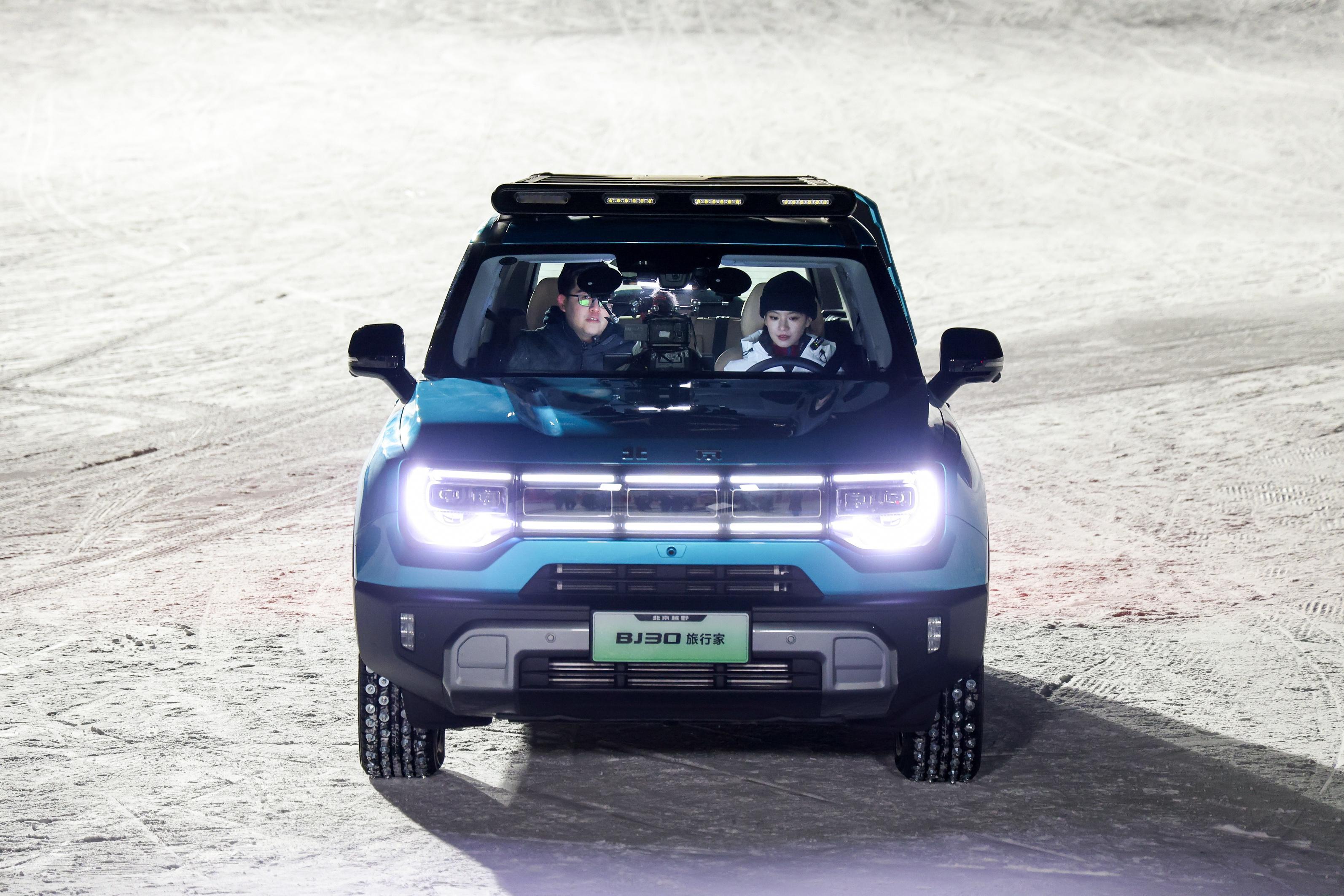 李庚希开BJ30冲上黑级雪道 看到这个话题肯定有不少人会问黑级雪道是什么意思，这