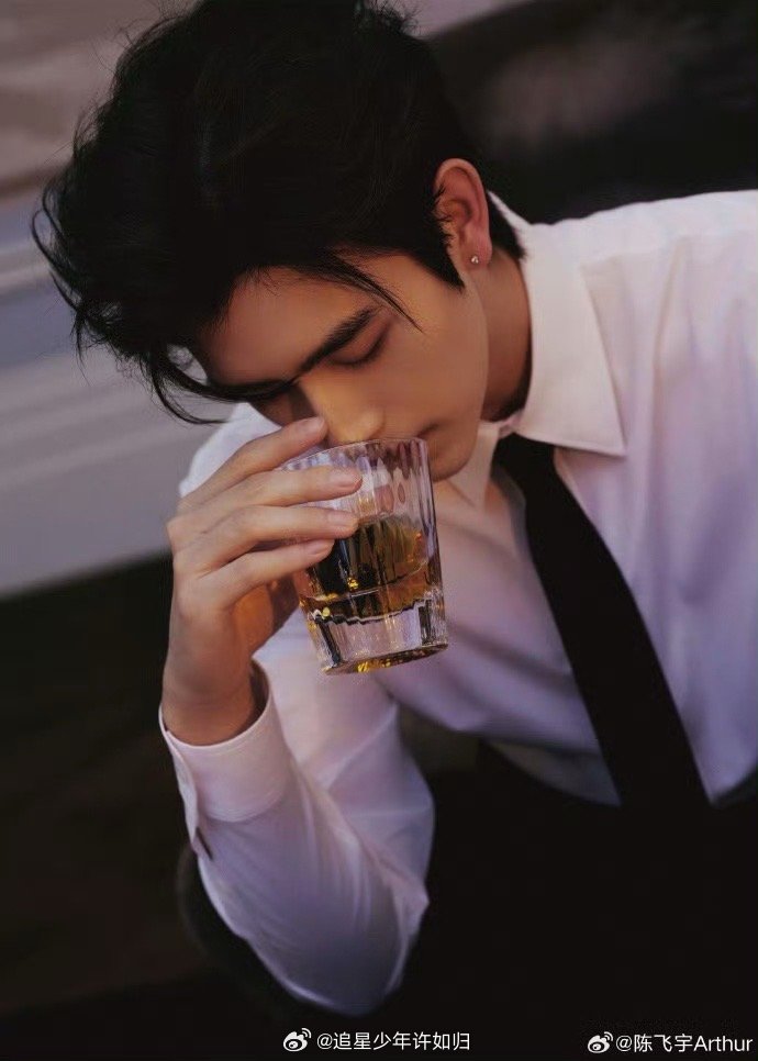 陈飞宇风格大变hello时装周 陈飞宇这次在时装周的表现确实亮眼，每一张图都在诠