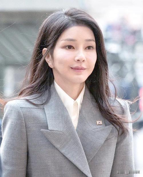 韩国检方拿一个包包来为难金建希，这就说明了一个问题了，那就是金建希应该没啥大事，
