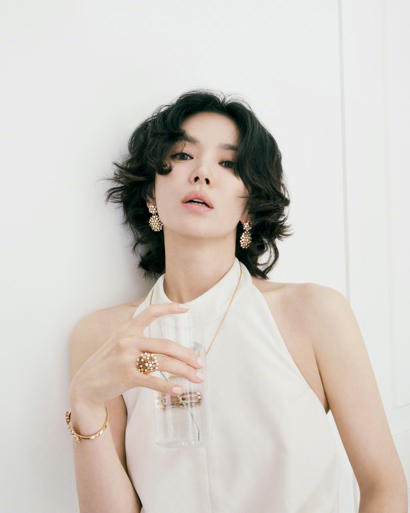 宋慧乔御用摄影师发布的一组去年10月VOGUE的旧片，但感觉没见过。演绎的是尚美