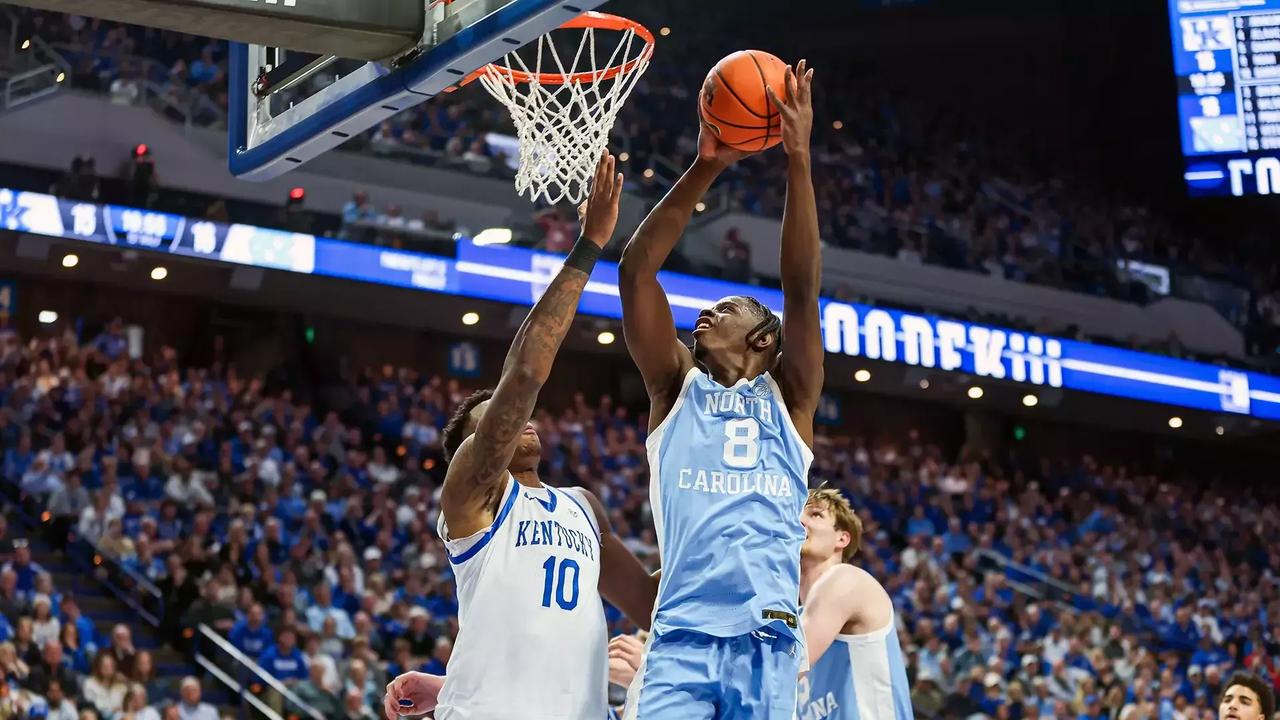 北卡罗来纳大学以67比64险胜肯塔基大学。北卡先发大一锋线凯莱布-威尔逊（Cal
