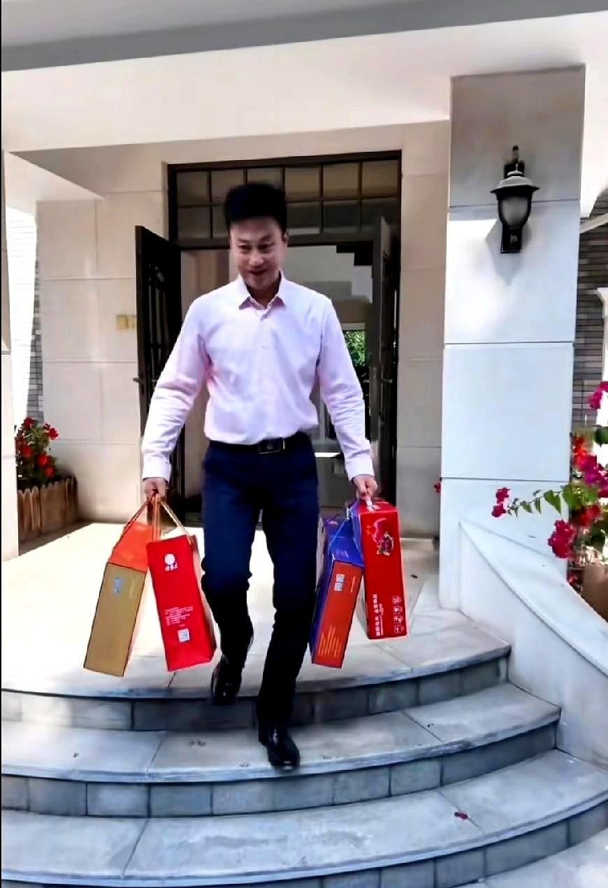 看来歌唱家耿为华又要当爸爸了，看他妻子小贺很显怀了。
看他过“中秋节”回家看母亲