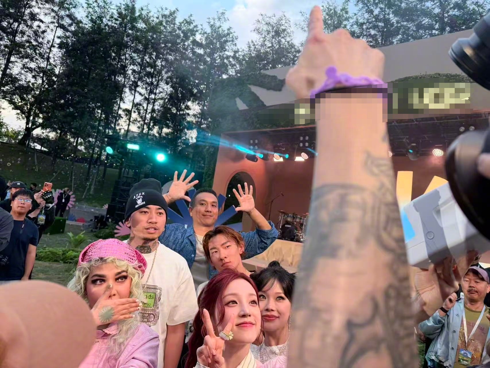 宋雨琦苏翊鸣马思唯合影次元壁破了！宋雨琦、苏翊鸣、马思唯、范晓萱、万妮达、黄觉同