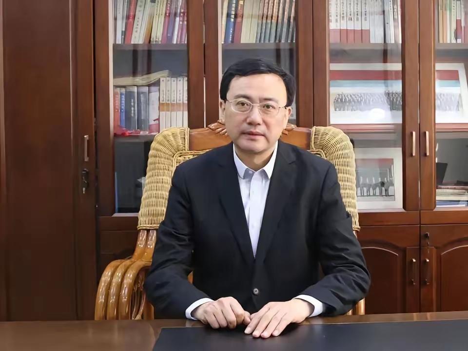 沙向东，男，汉族，1968年11月生，58岁，江苏姜堰人，中共党员，省委党校研究