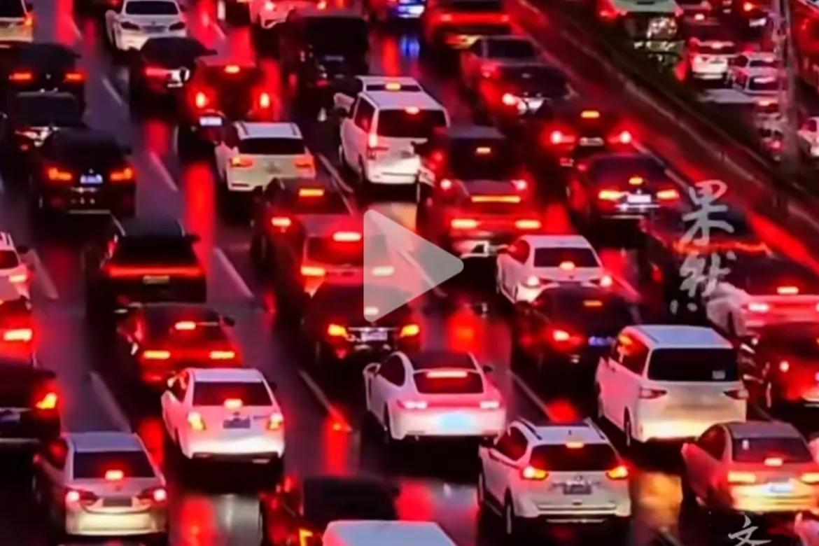 已经开堵了？提前出行反而提前拥堵！“1公里走了一个半小时”有人请假两天“避堵”要