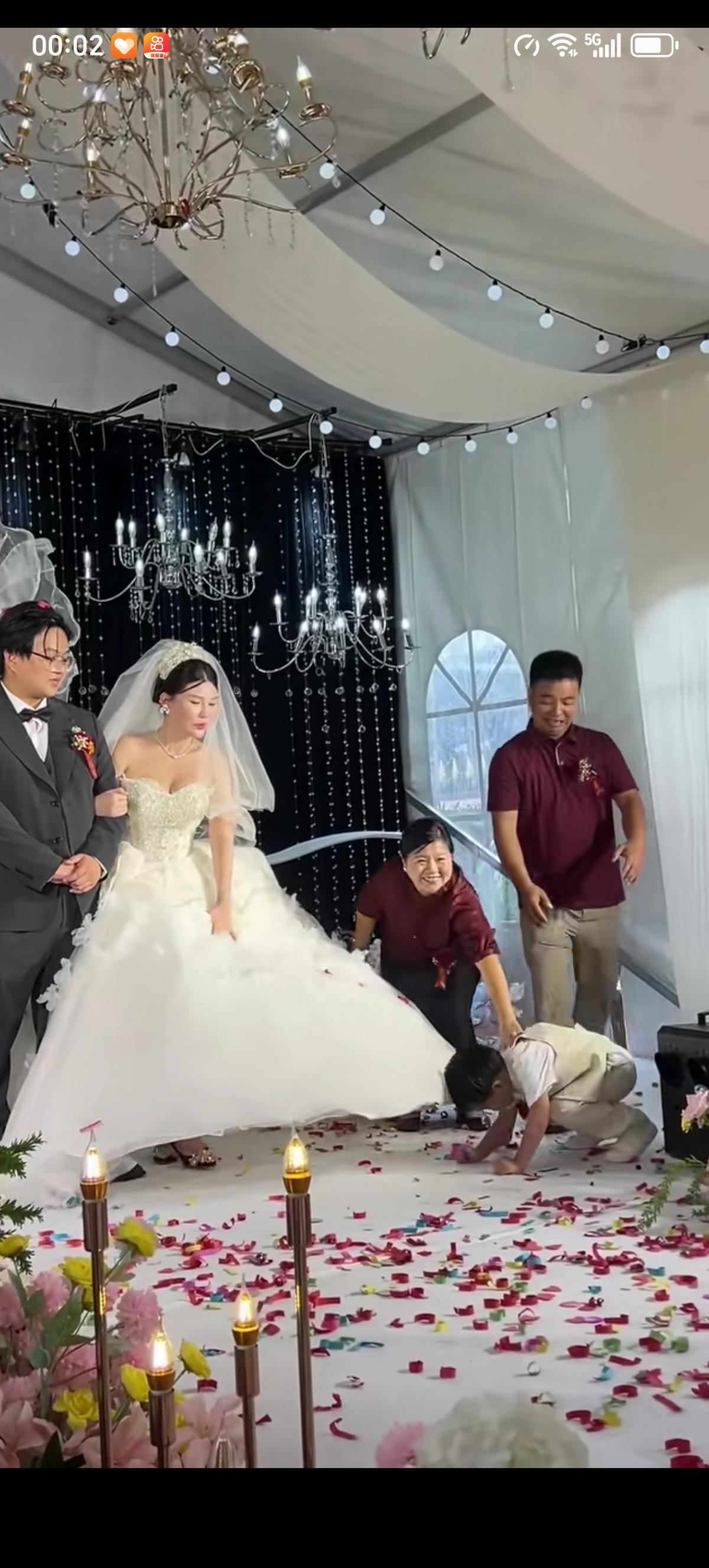 长子婚礼上，喜公公和喜婆婆的4岁小儿子一直想办法钻进新嫂子的婚纱裙底去躲猫猫，新