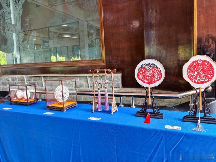 台州工匠用指尖手艺感受劳动之美五一期间，由台州市椒江区民间文艺家协会策划的“行走