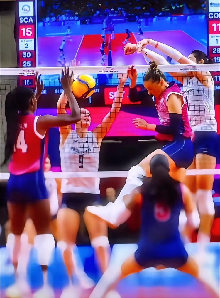 朱婷在排坛地位如何在我这，婷队是百年少有的天才。没人愿与朱婷隔网相对，特别是这种