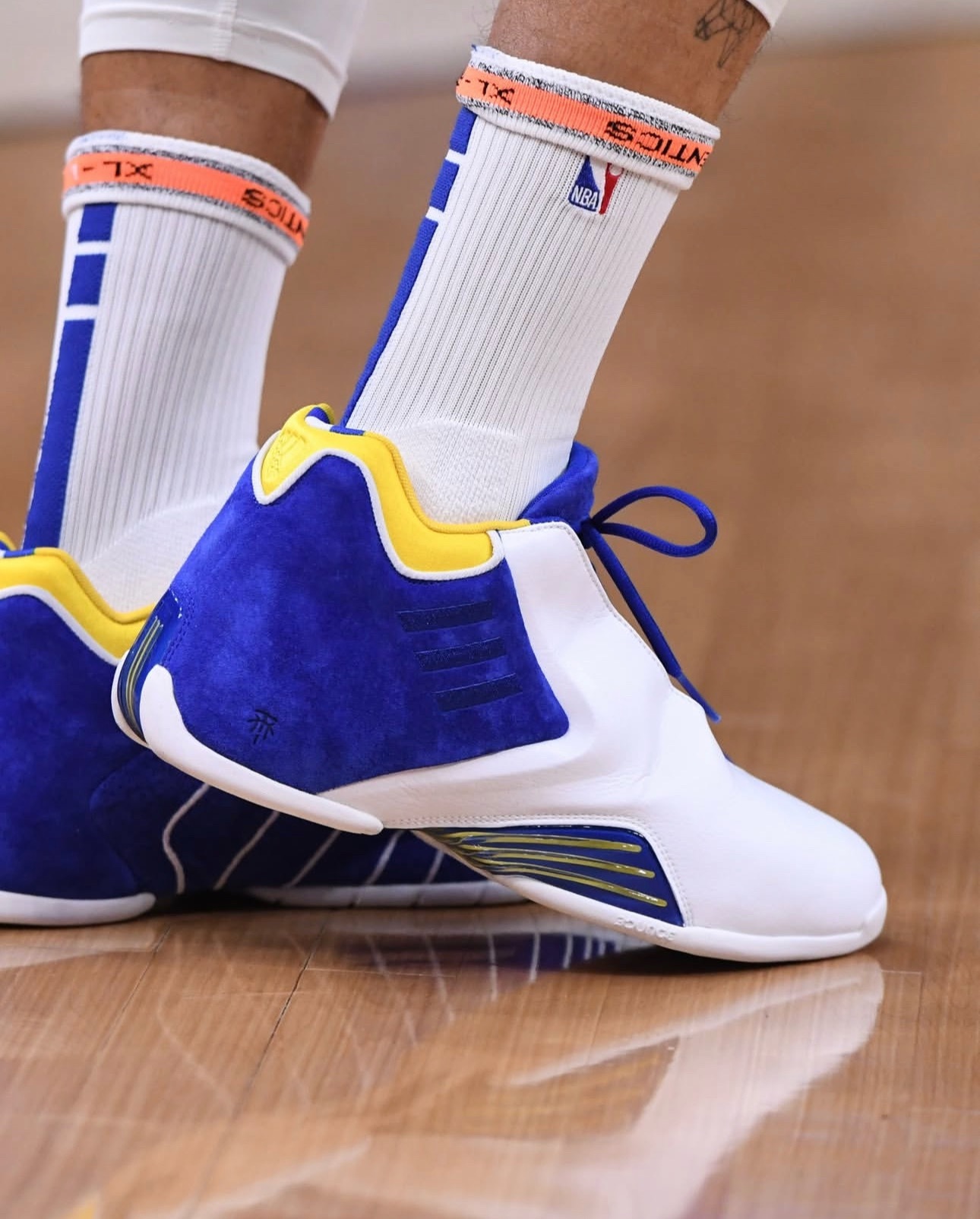 库里对阵魔术的赛前穿了复刻的T-MAC3这个就是纯板砖的文化鞋了比赛似乎穿了和巴