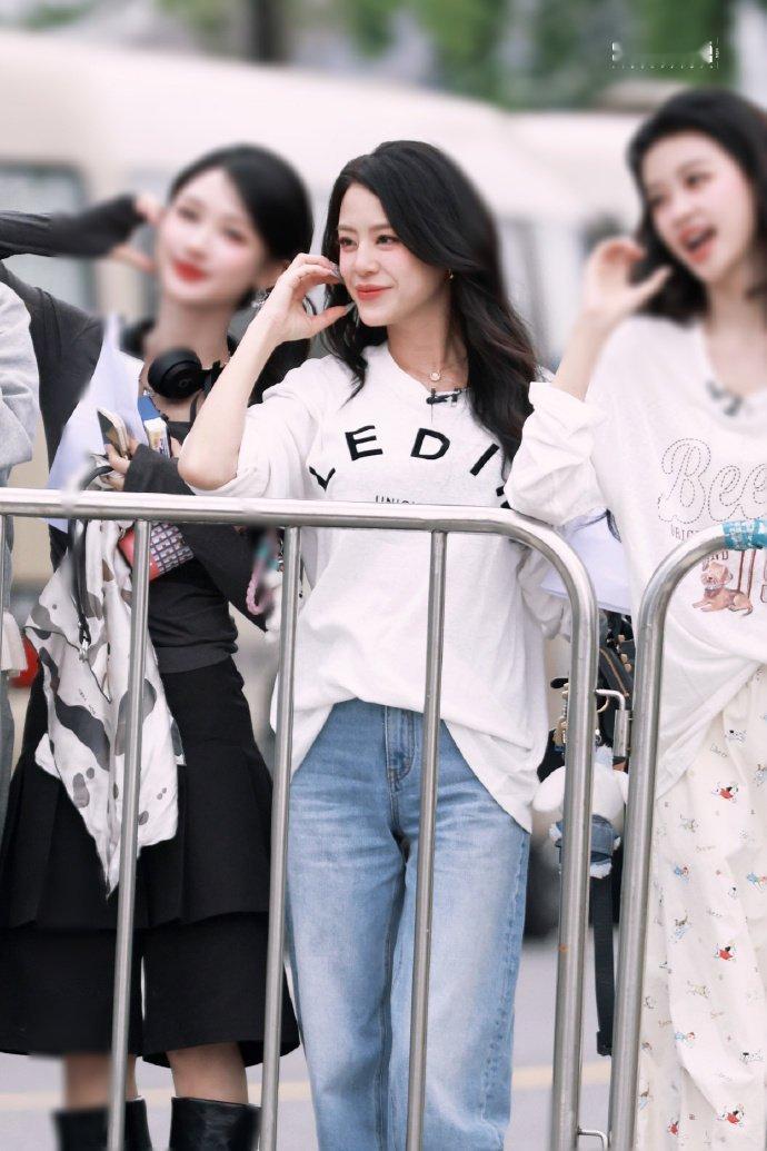 江语晨不愧是古早甜妹 重温江语晨经典画面，清纯长相搭配软糯气质，歌声温柔长相灵动