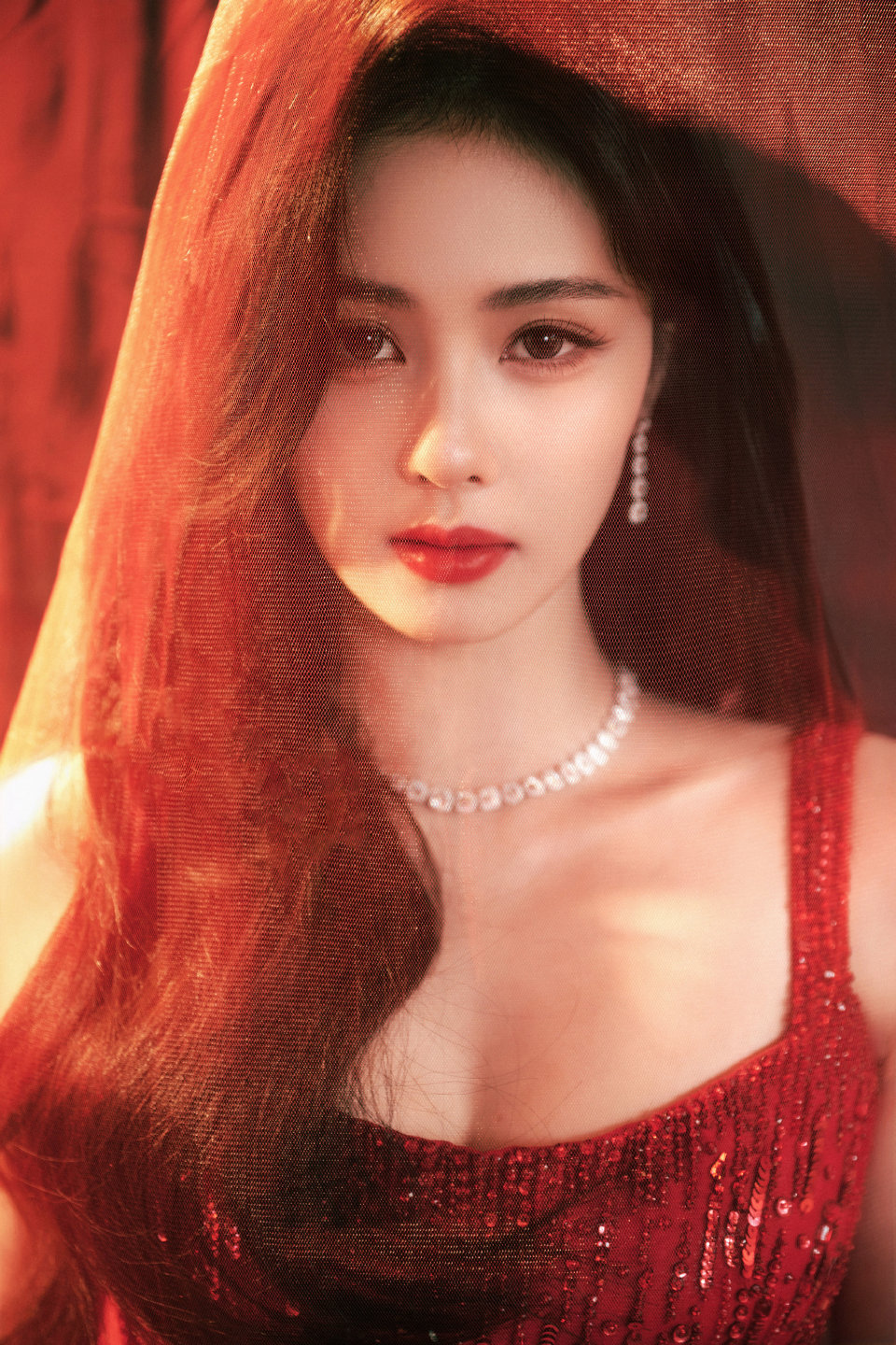 白鹿年夜红裙启新篇白鹿除夕亮片裙 白鹿除夕穿了亮片红裙子~~ 