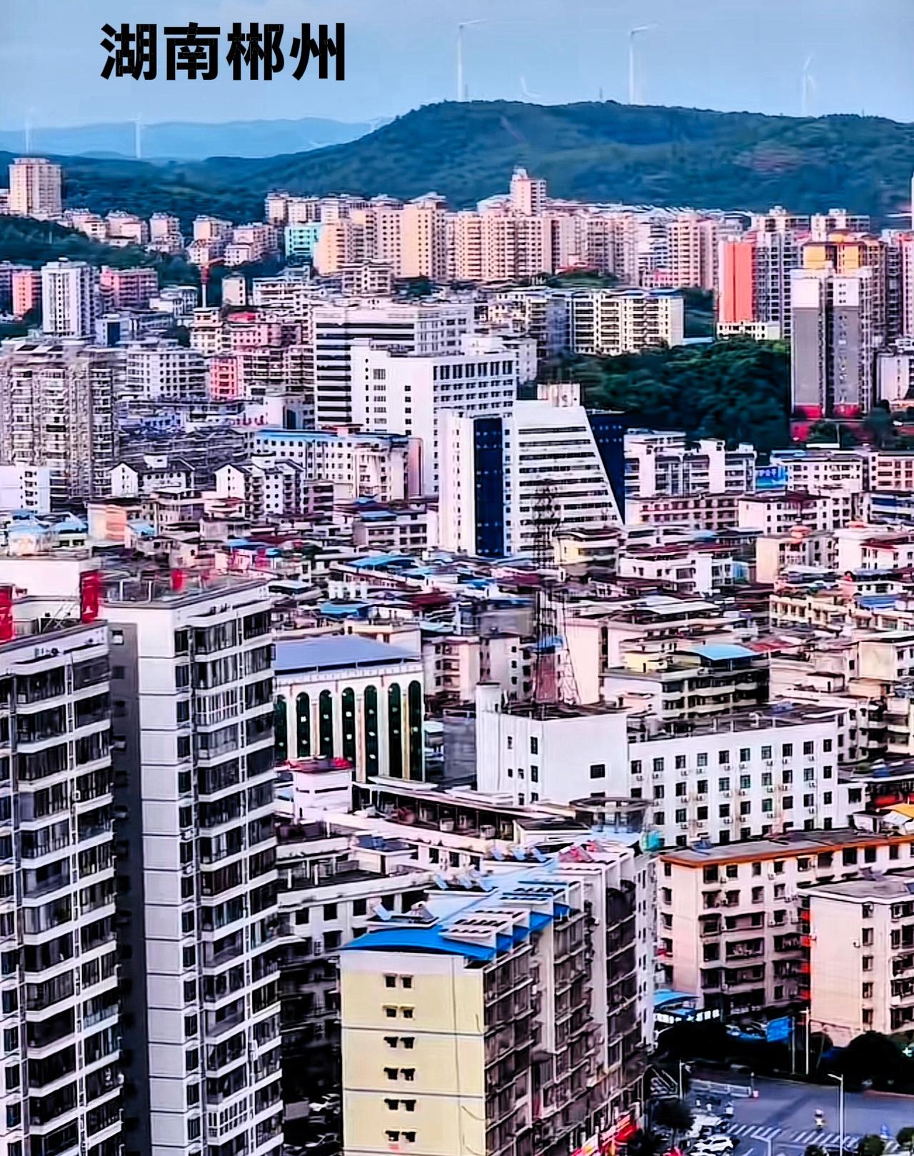 这两个图片就是湖南的郴州市，地理位置非常的好，紧挨着广东交界。说真的，其实郴州也