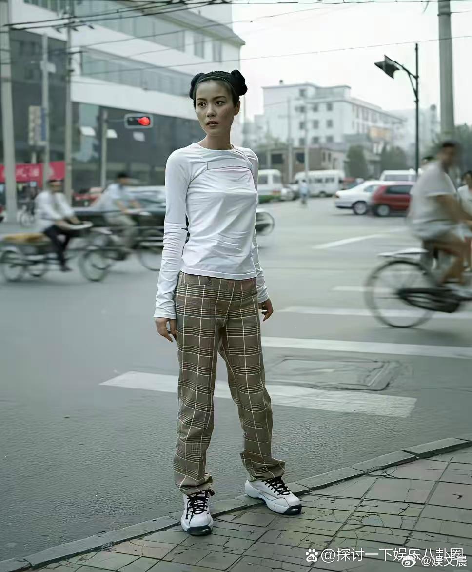 1997年王菲漫步北京街头，老照片定格下独有的复古风情。 