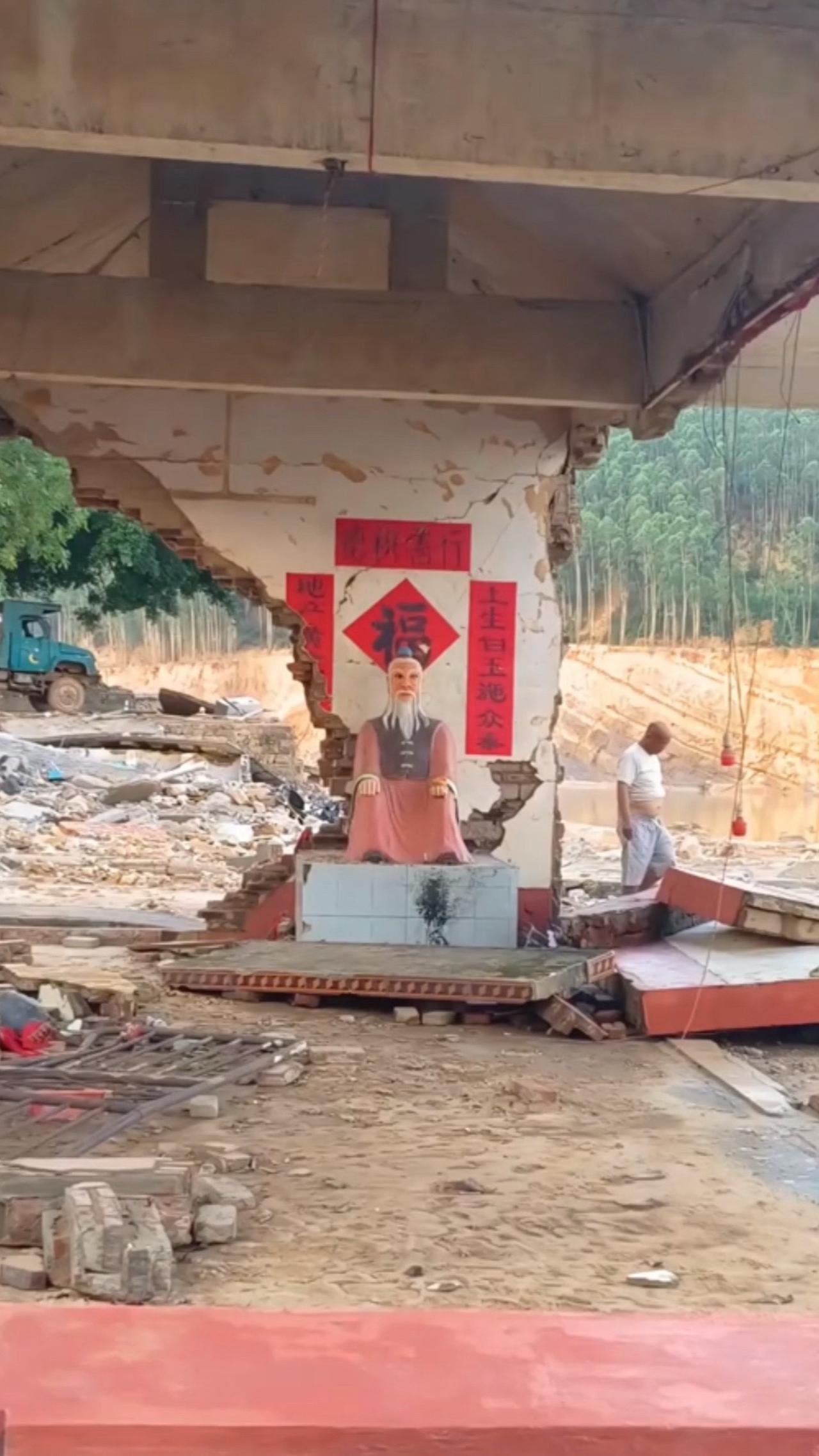 洪水能冲垮屋舍，冲不散积善本心；厚土孕育万般福泽，纵遇天灾劫难，神明安然不动。