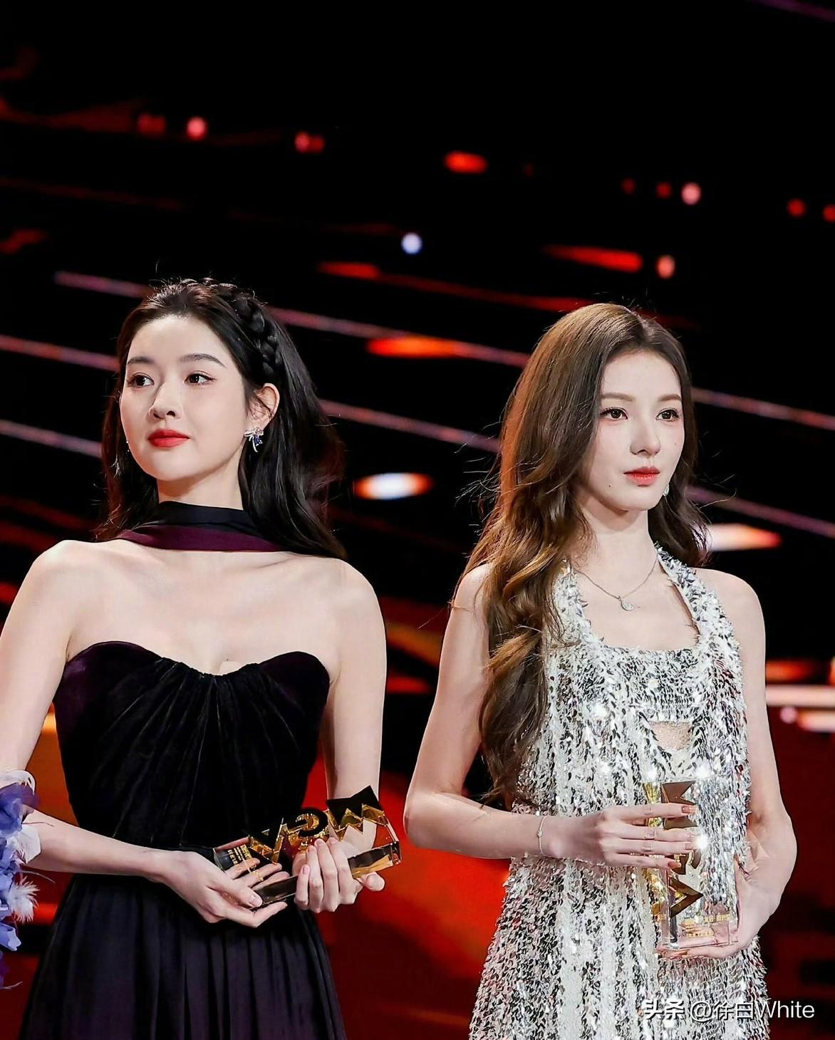 11月4日，这场盛典，把同类相斥、异类相吸表现的淋漓尽致，男女同台喜笑颜开，女女