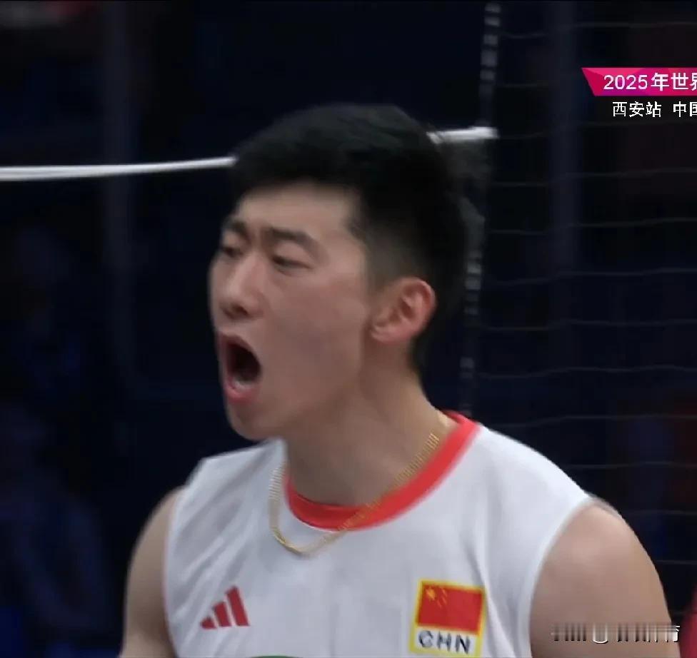 很喜欢看李咏臻打球
他的暴力快攻
他在得分后的振臂高呼
很能带动队友士气
今天在