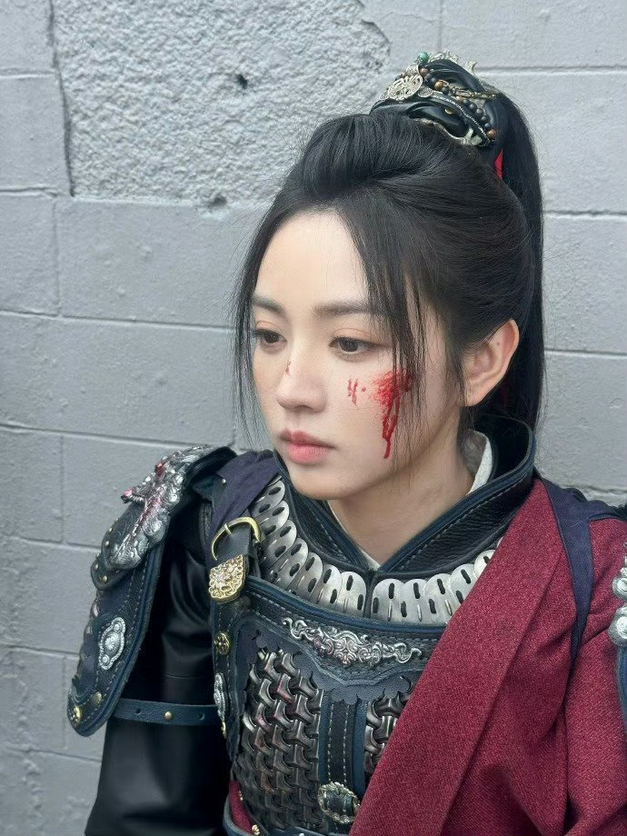 田曦薇战损破碎版田曦薇战损破碎版直接封神，破碎感与英气并存，长玉将军身姿挺拔、眼